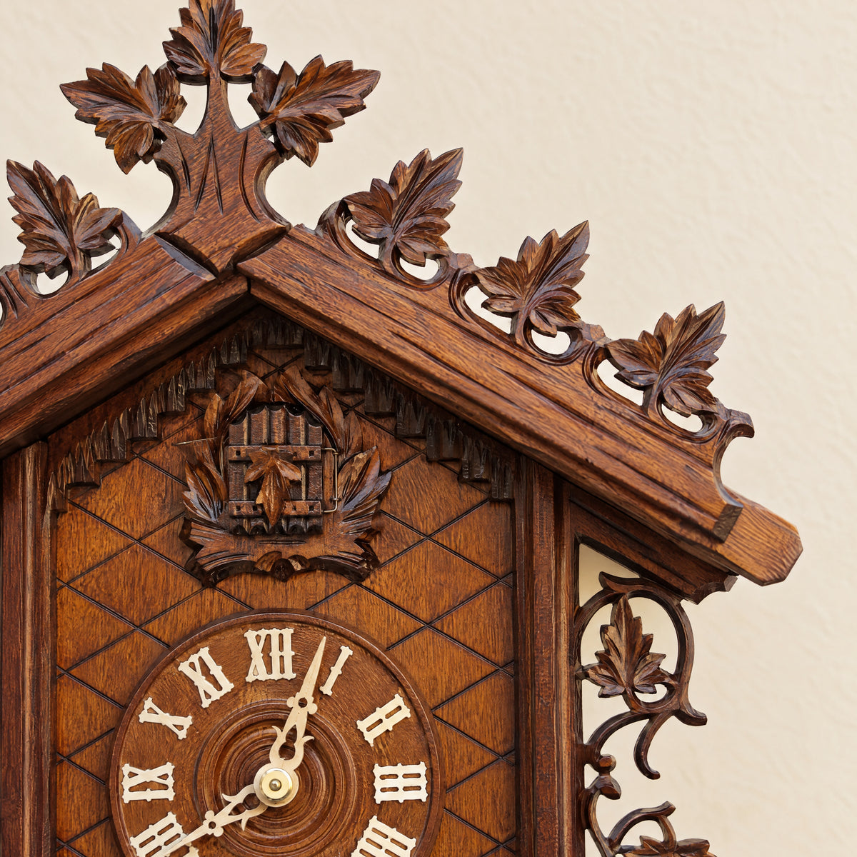 Sternreiter Bahnhäusle 8-Day Railroad House Cuckoo Clock, close-up detail