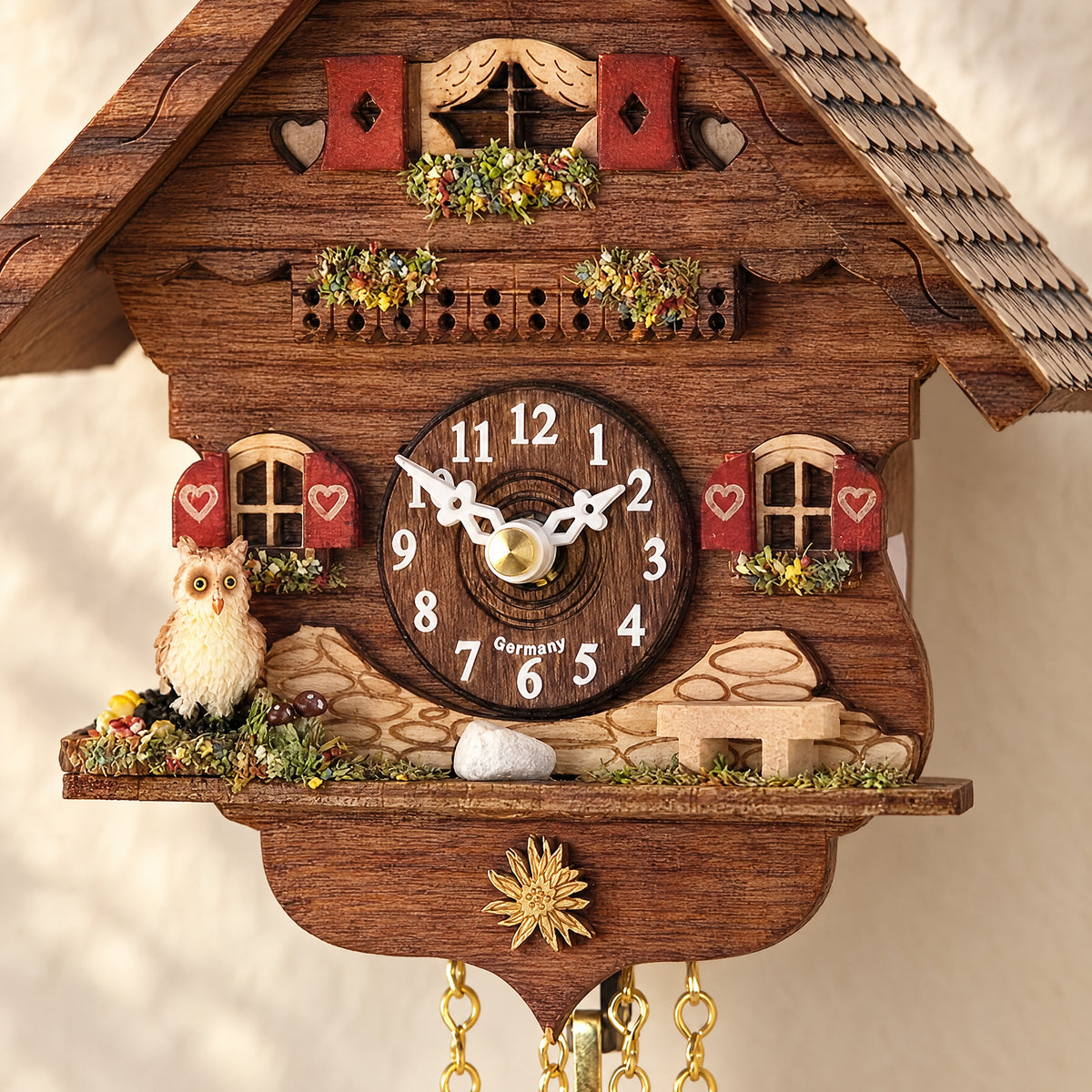 Otto Owl Chalet Quartz Cuckoo Clock by Trenkle, close-up detail